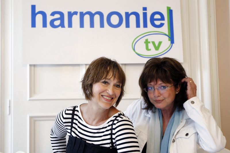 Zpěvačka Petra Černocká (vlevo) bude na TV Harmonie uvádět svůj pořad Siesta a bývalá hlasatelka ČT Marie Tomsová rady pro domácnost nazvané Karusel (kolotoč).

