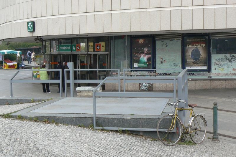 Vytipovaná nebezpečná místa, jako např. okolí stanice metra Strašnická, střeží hlídky městských strážníků.