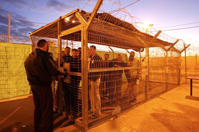 Palestinští vězňové čekající na propuštění.