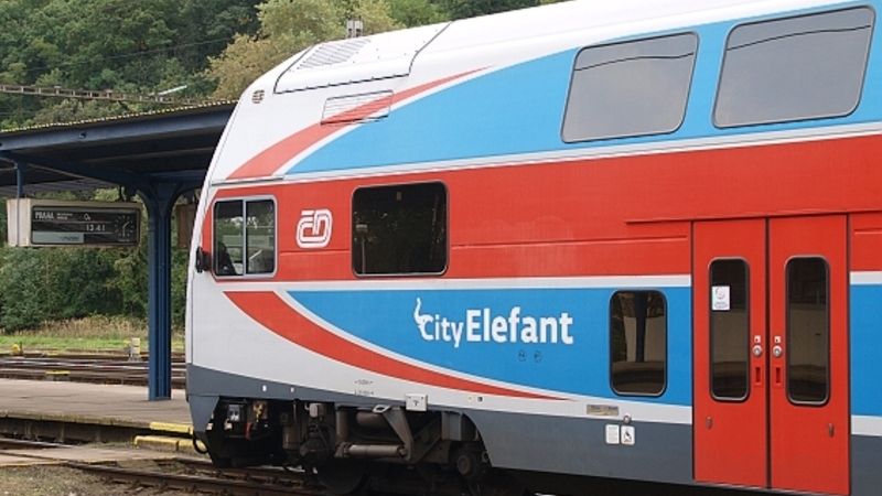 Kyvadlovou osobní dopravu na trati 091 mezi Prahou a Kralupami nad Vltavou zajišťují především elektrické dvoupodlažní jednotky City Elefant. 
