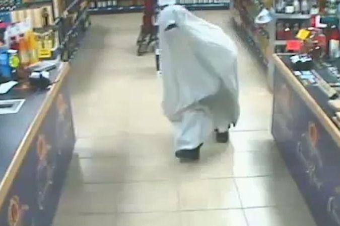 BEZ KOMENTÁŘE: Zloděj přišel vyloupit obchod v prostěradle