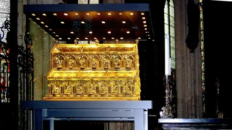 Relikviář Tří králů. Německo má ještě dva podobné. S ostatky císaře Karla Velikého a údajným šatem Panny Marie. Jsou to umělecké poklady nesmírné ceny.