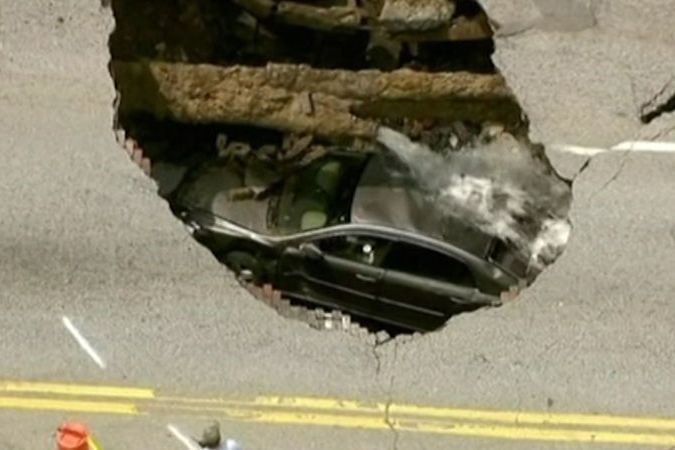 BEZ KOMENTÁŘE: Desetimetrová díra uprostřed silnice pohltila auto i s řidičkou