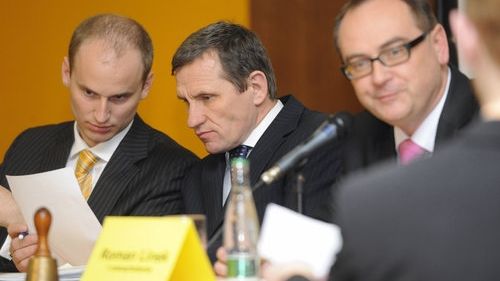Zleva místopředseda KDU-ČSL David Macek, předseda Jiří Čunek a první místopředseda Roman Línek na celostátní konferenci KDU-ČSL.