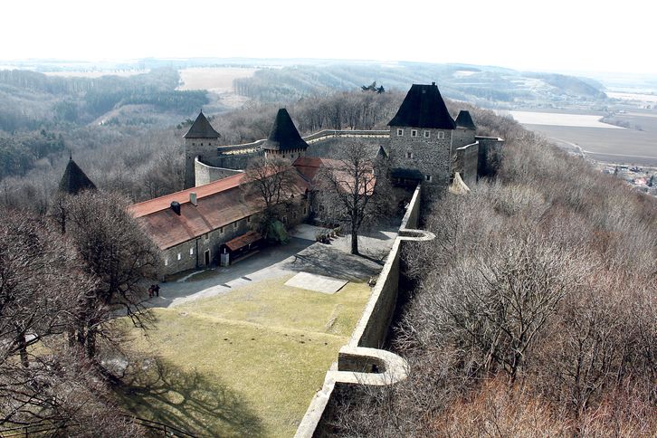 Hrad Helfštýn se tyčí na údolím Moravské brány nad Týnem nad Bečvou.