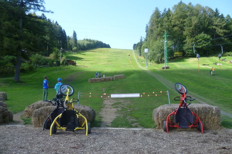 Ski areál Peklák v České Třebové nabízí v letních měsících adrenalinové sporty na kolech v bike parku, na horských kárách a lezení v lanovém parku.