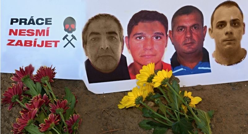 Iniciativa Práce nesmí zabíjet během piety odhalila portréty čtyř z pěti rumunských montérů, kteří se stali obětmi březnové exploze v Kralupech.
