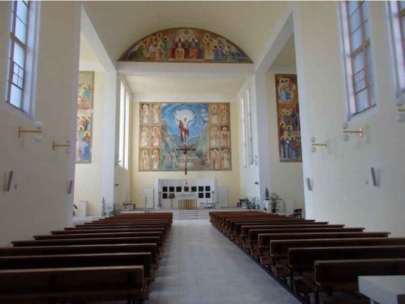 Interiér kostela sv. Hedviky zdobí fresky malíře Paula Gebauera (1888-1951). 