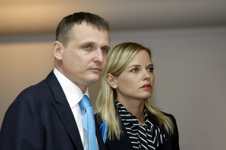 Kateřina Klasnová se svým manželem a šéfem VV Vítem Bártou před úterním hlasováním o rozpuštění Sněmovny