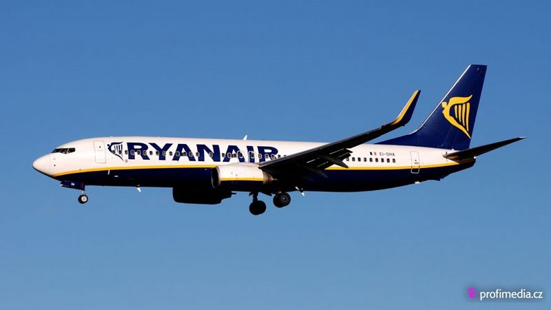 Nízkonákladový dopravce Ryanair nabízí pro kuřáky po sériích zákazů možnost zakouřit si přímo na palubě letadla. 