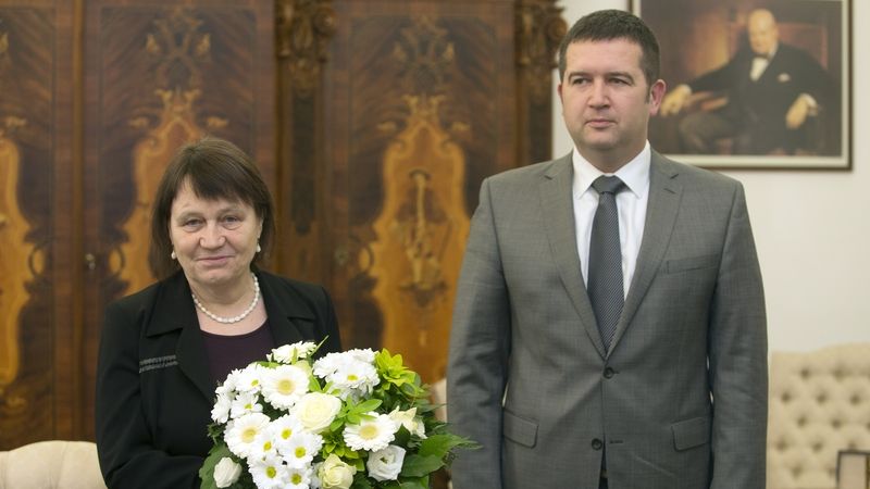 Nově zvolená ochránkyně lidských práv Anna Šabatová složila do rukou předsedy Poslanecké sněmovny Jana Hamáčka slib a ujala se své funkce.