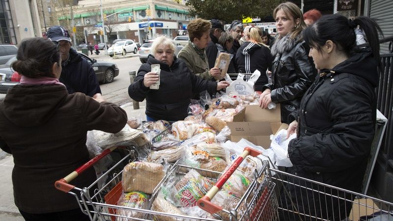 Lidé na provizorním tržišti v New Yorku nakupují potraviny.