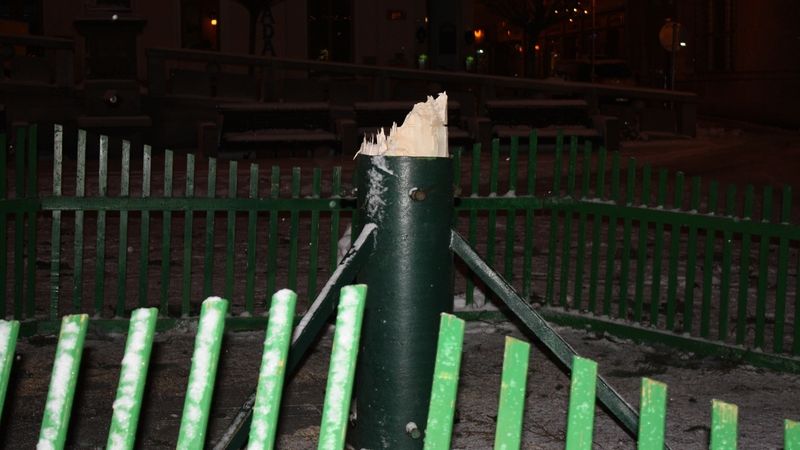 Zlomený strom na náměstí v Jablonci nad Nisou