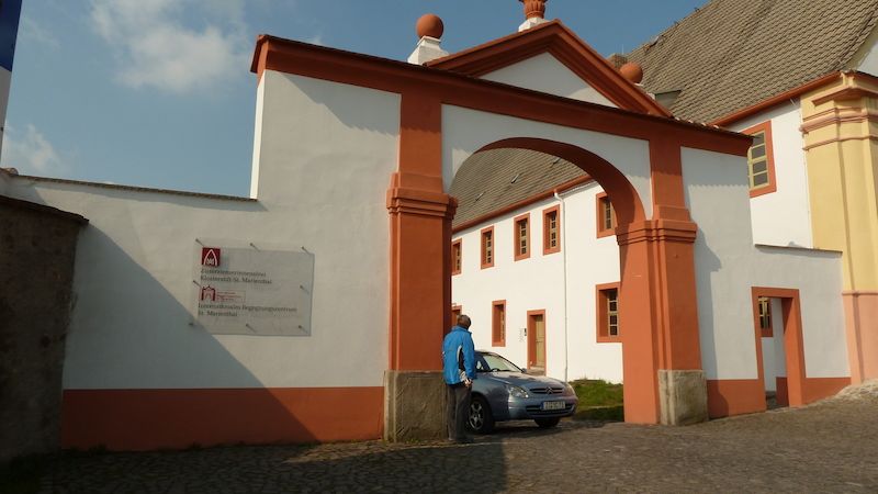 Vstupní portál na nádvoří kláštera Sankt Marienthal