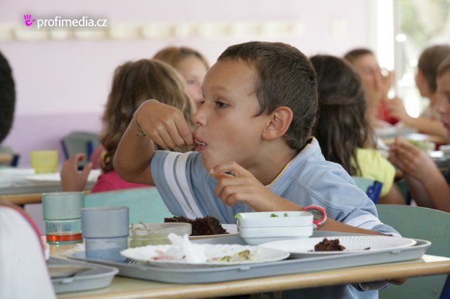 První pořádné jídlo dostanou děti mnohdy až ve školní jídelně.