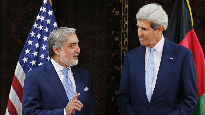 Kandidát na afghánského prezidenta Abdulláh Abdulláh (vlevo) s americkým ministrem zahraničí Johnem Kerrym 