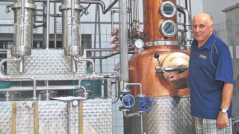 Do tajů výroby pravé slivovice mohou v legendární likérce nahlédnout i turisté, kteří do Vizovic zavítají. 
