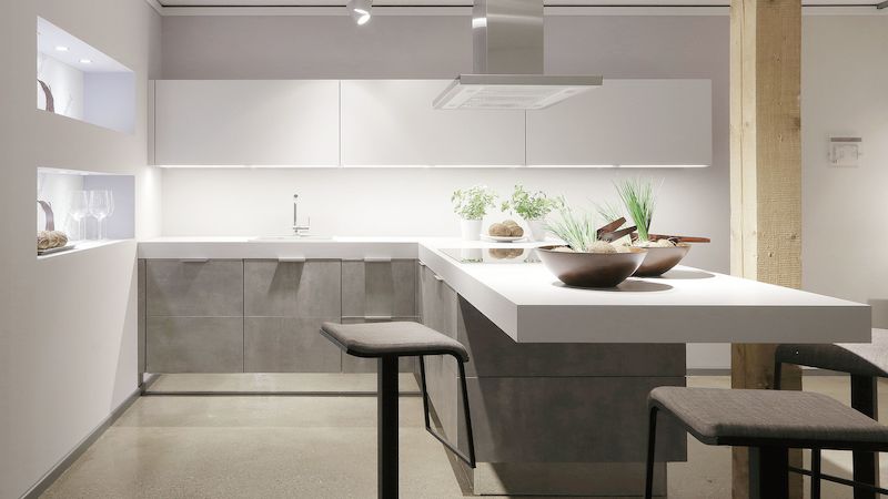 Moderní kuchyně Celine s jemně industriálním nádechem představuje další z trendů letošního roku – vzhled betonu. 
