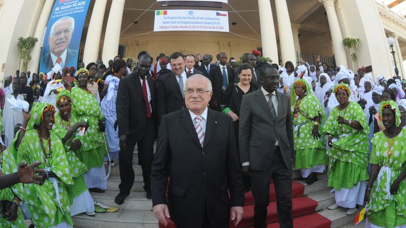 Václav Klaus odchází z podnikatelského semináře v Dakaru.