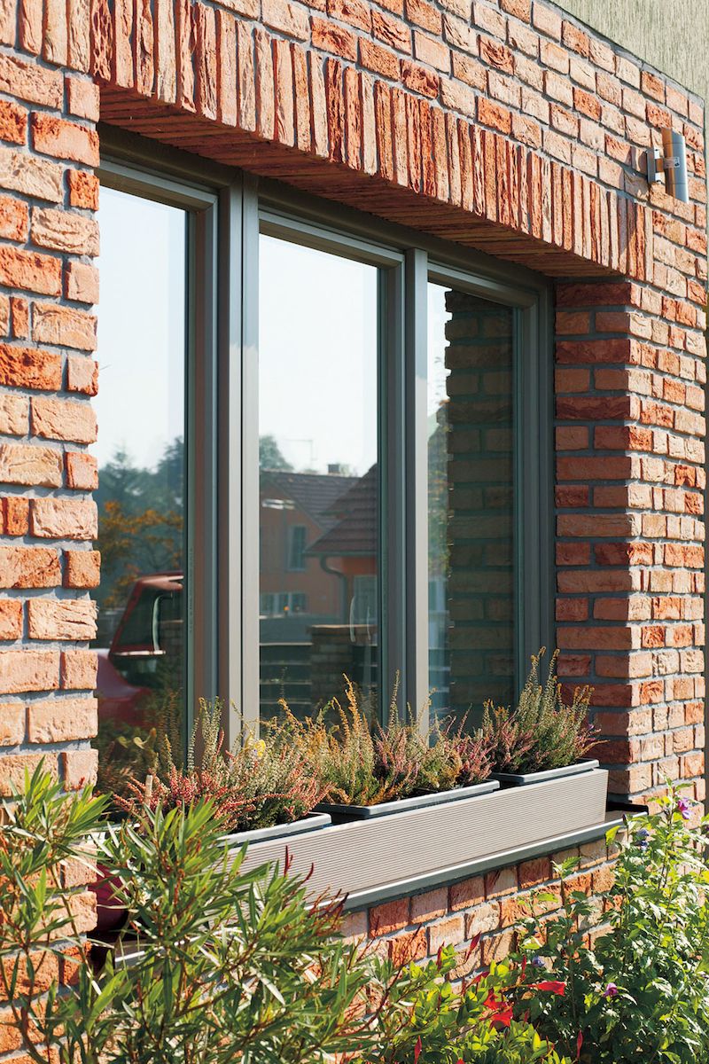 Plastové okenní profily mají skvělé izolační vlastnosti, dlouhou životnost a pomáhají snižovat výdaje za elektřinu při pravidelné údržbě.