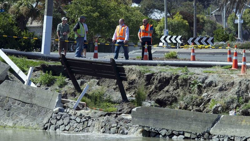 Zemětřesením poškozený břeh řeky Avon v Christchurch