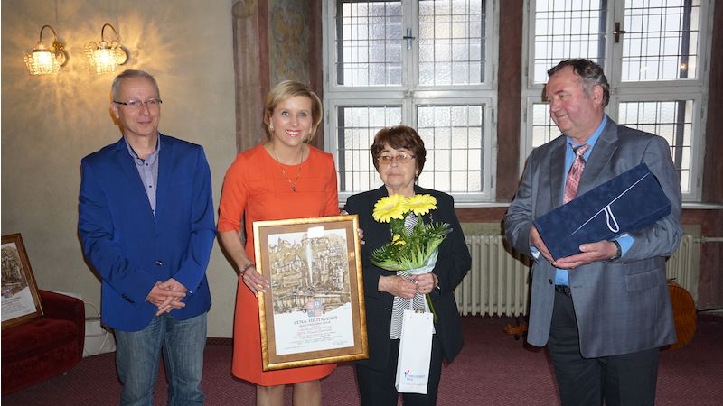Hejtmanka poděkovala jménem Karlovarského kraje všem oceněným pedagogům za jejich záslužnou a zodpovědnou práci.