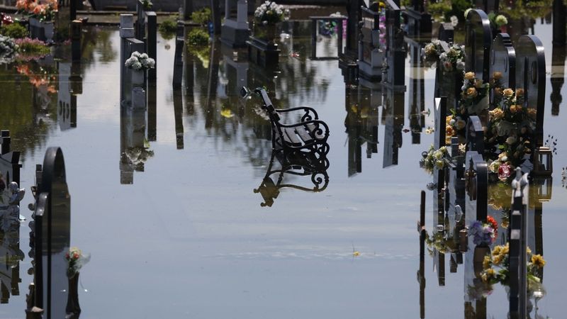 Zaplavený hřbitov v bosenském městě Orasje
