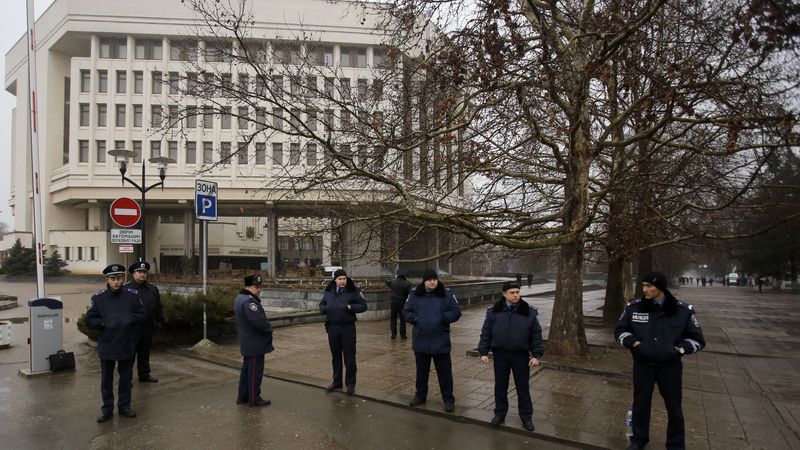 Policie před sídlem vlády v Simferopolu