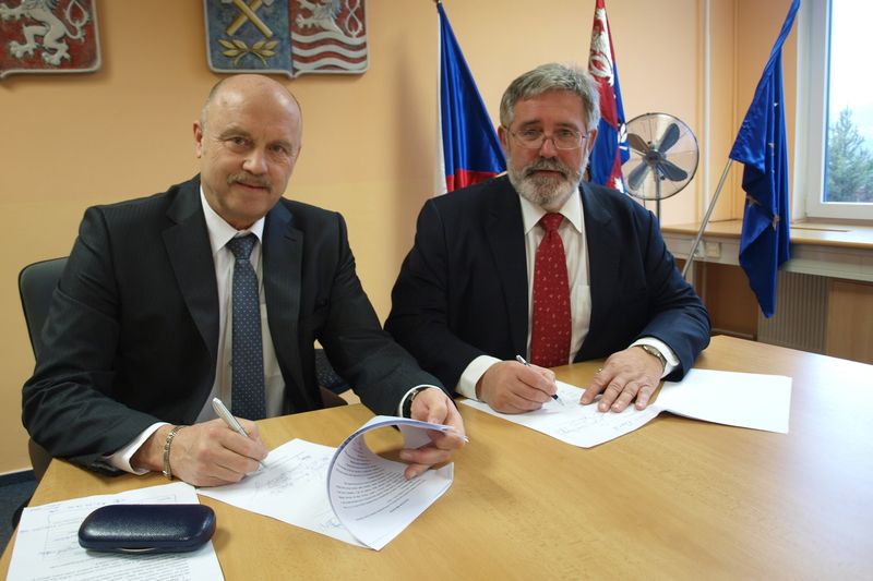 Lídr ČSSD Josef Novotný (ČSSD) a lídr komunistů Jaroslav Borka podepisují koaliční smlouvu o vládě v Karlovarském kraji na další čtyři roky.