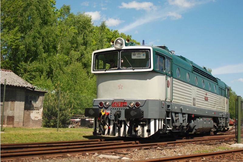 Jako náhrada táhl nostalgický vlak nepříliš historicý diesel 