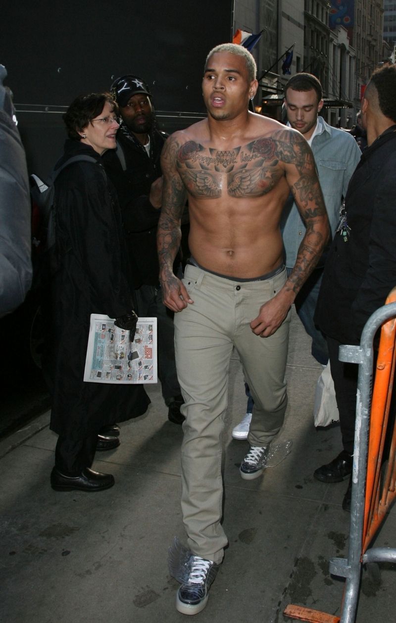 Zpěvák Chris Brown celý rozčílený odešel z budovy televize.