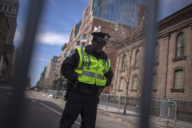 Bostonský policista střeží uzavřenou oblast po pondělním výbuchu náloží při maratónu.