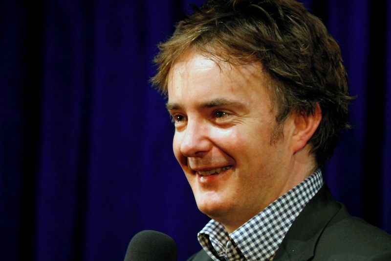 Hvězda seriálu Black Books se vrátí do Prahy. Oceněný komik přiveze potíže a cynismus