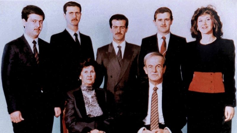 Asadova rodina na snímku z roku 2006. Vpředu sedí Anisa Machlúfová s tehdejším prezidentem Hafízem Asadem. Za nimi stojí jejich děti: Mahír, Bašár, Basil, Madžíd a Búšra (zleva doprava).
