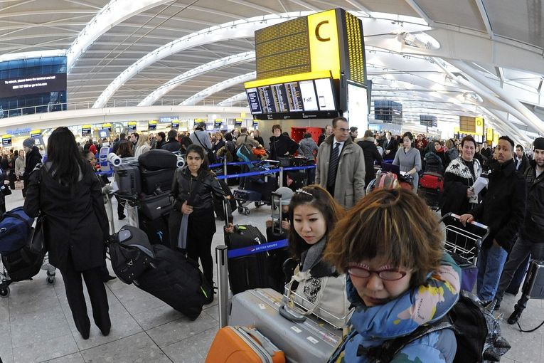 Zoufalí pasažéři na londýnském letišti Heathrow