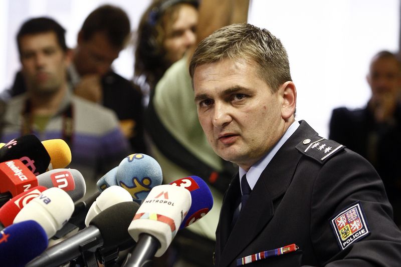 Policejní prezident Martin Červíček sděluje za velkého mediálního zájmu výsledky vyšetřování v metanolové kauze.