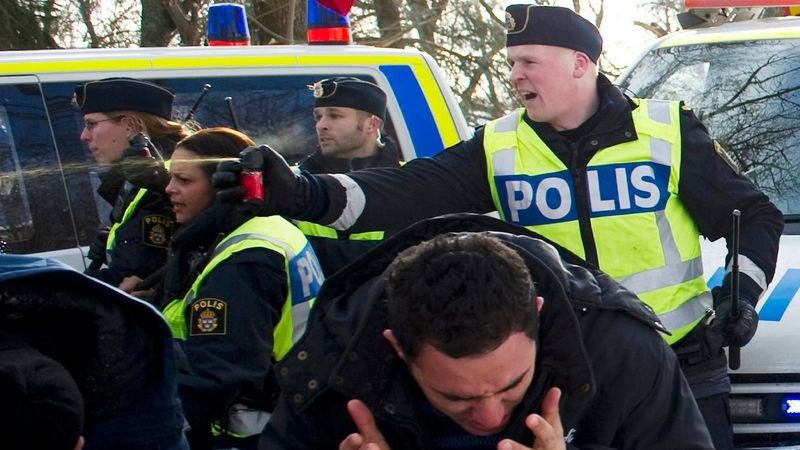 Švédská policie ve Stockholmu rozhání demonstranty. Archivní snímek