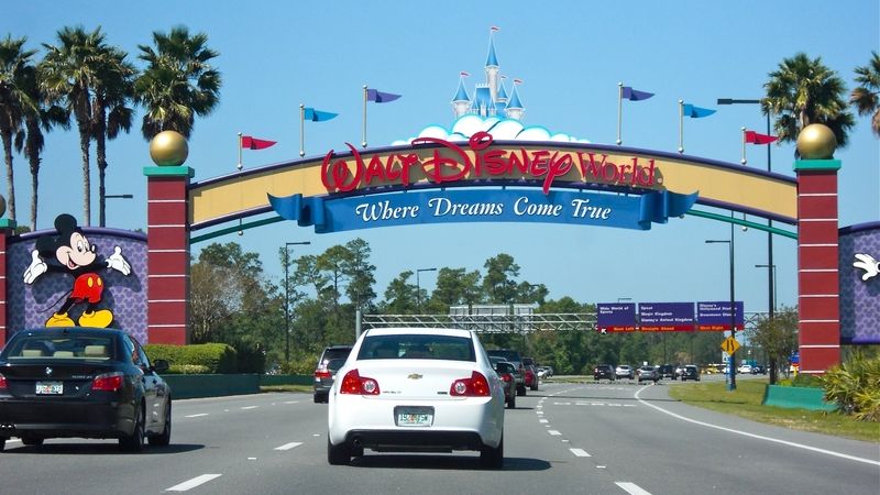Takhle vypadá brána do Walt Disney Partu. Za ní začíná dětský ráj. 