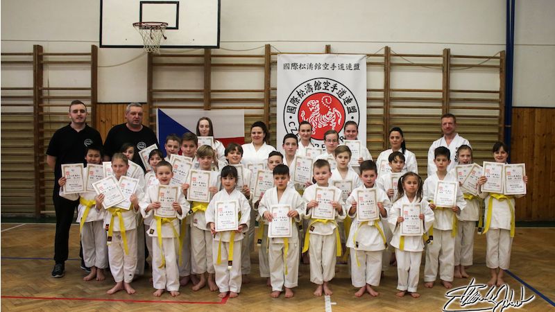 Skupinové foto po úspěšném složení zkoušek v karate