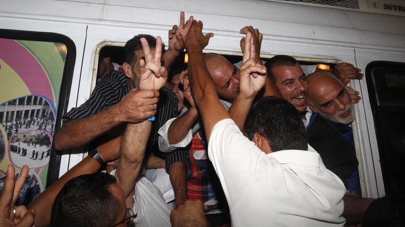 Příbuzní vítají propuštěné palestinské vězně 