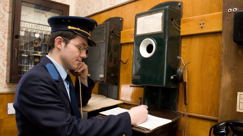 Michal Melicher zkouší vzácný telefon z roku 1909.