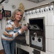 Pec dodnes potvrzuje kvality. V kamenném domě je třeba topit někdy i v létě.