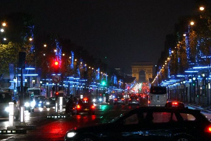 BEZ KOMENTÁŘE: Pařížskou třídu Champs Elysées rozzářila vánoční výzdoba