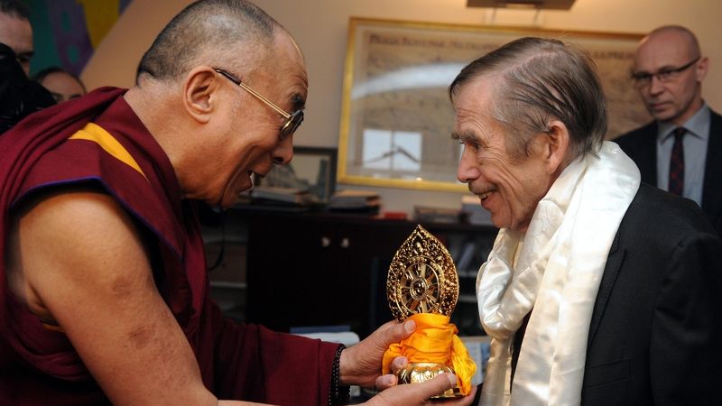 Dalajlama při setkání s Václavem Havlem 10. prosince
