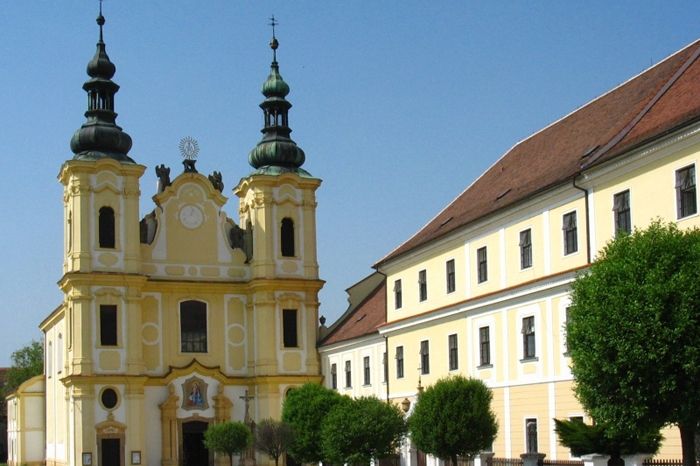 Kostel Nanebevzetí Panny Marie s piaristickou kolejí.