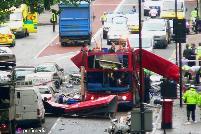 Útoky na londýnskou hromadnou dopravu si vyžádaly přes padesát obětí. Sebevrahové zaútočili ve třech soupravách metra a v autobuse.