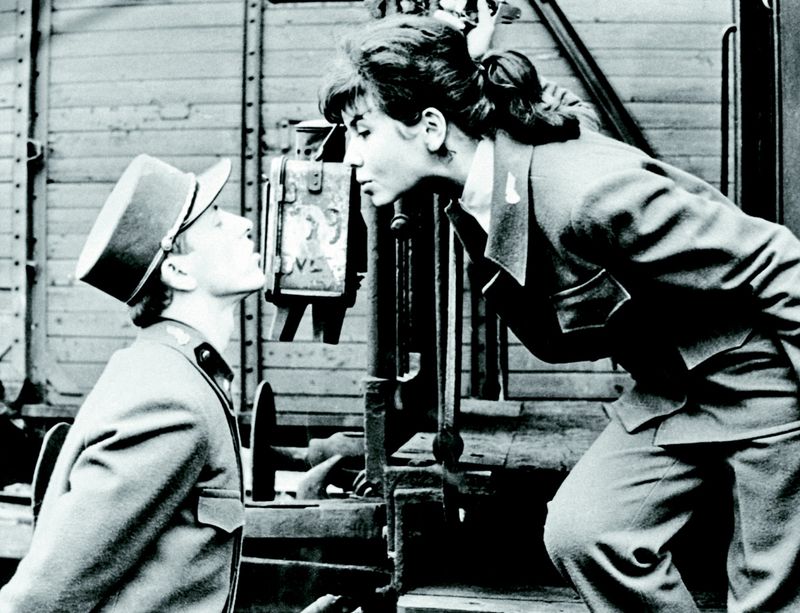 Ostře sledované vlaky. Film, který mladému režisérovi přinesl ještě před třicítkou – roku 1967 – Oscara. Na snímku Václav Neckář s Jitkou Zelenohorskou. 