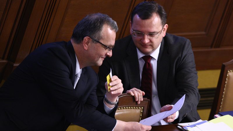 Ministr financí Miroslav Kalousek spolu s premiérem Petrem Nečasem ve Sněmovně