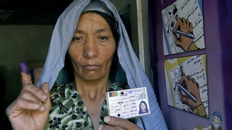 Afghánka s registrací k volbám