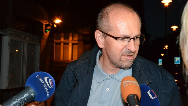 Propuštěný bývalý poslanec Ivan Fuksa krátce poté, co opustil brány vazební věznice v Ostravě. 